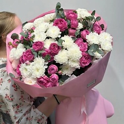 Букет из кустовых малиновых роз, mкустовой хризантемы и ароматного эвкалипта