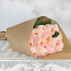 15 персиковых пионовидных роз Александра в крафте