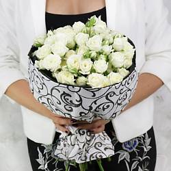 Букет из 19 белых кустовых роз