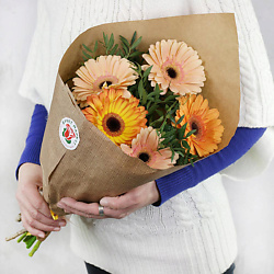 Букет из гербер и листьев фисташки в крафте