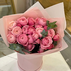 Букет с кустовой пионовидной розой Сильва Пинк и эвкалиптом