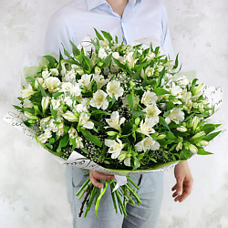 Большой букет из альстромерий и маттиолы