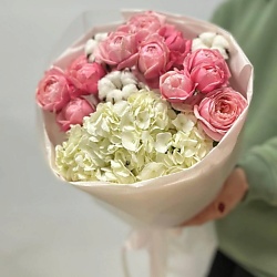 Авторский букет "Смелые мечты" с гортензией и пионовидной кустовой розой