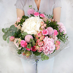 Нежный букет из гортензий, роз и хризантем