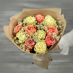 Букет из пионовидных роз и ромашек