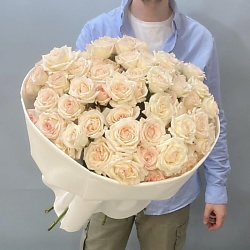 Букет из 15 кенийских ароматных кустовых роз QEEN