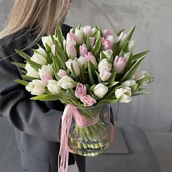51 розовый и белый тюльпан в вазе