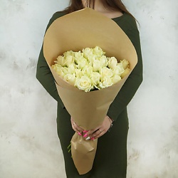 25 белых роз в крафте Россия 60 см.