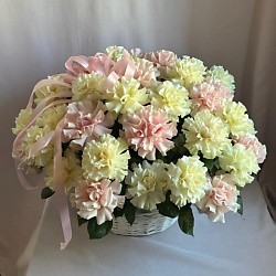 45 белых и нежно-розовых французских роз в корзине