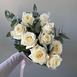 9 пионовидных роз с эвкалиптом