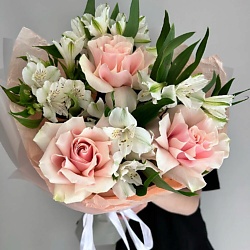 Букет розовая французская роза и альстромерия