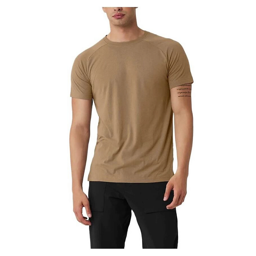 Изображение товара ALO YOGA Футболка с круглым вырезом The Triumph Crew Neck Tee, Размер: S, Цвет: Бежевый (Gravel)