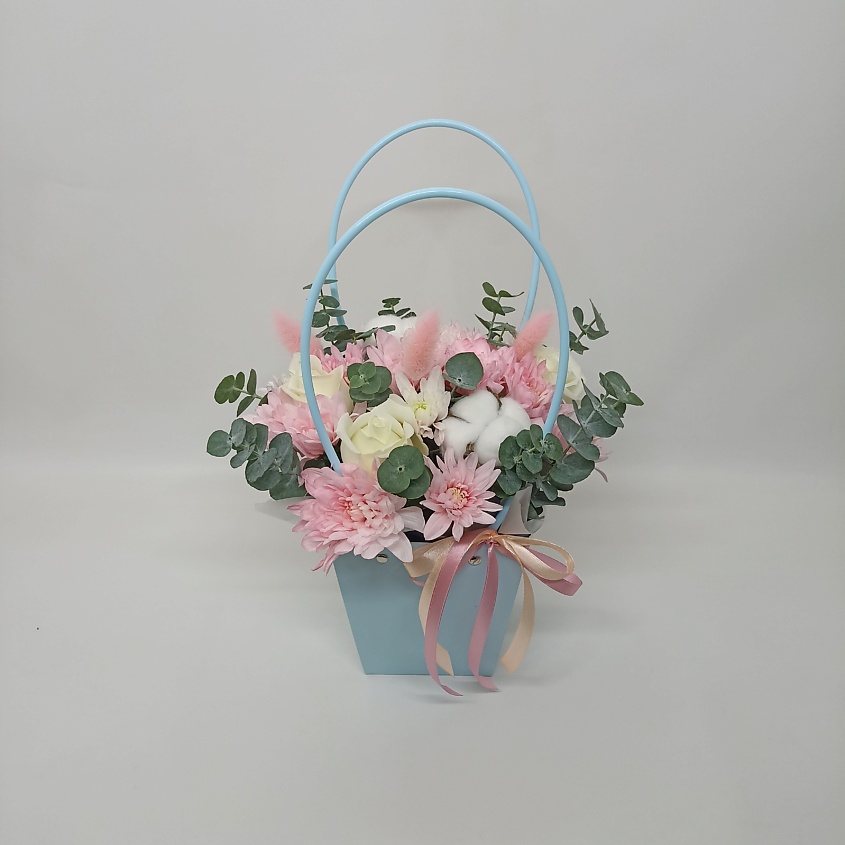 Изображение товара ЗЕФИРКО Сумочка с цветами Ангел - свежий букет живых цветов стильный подарок