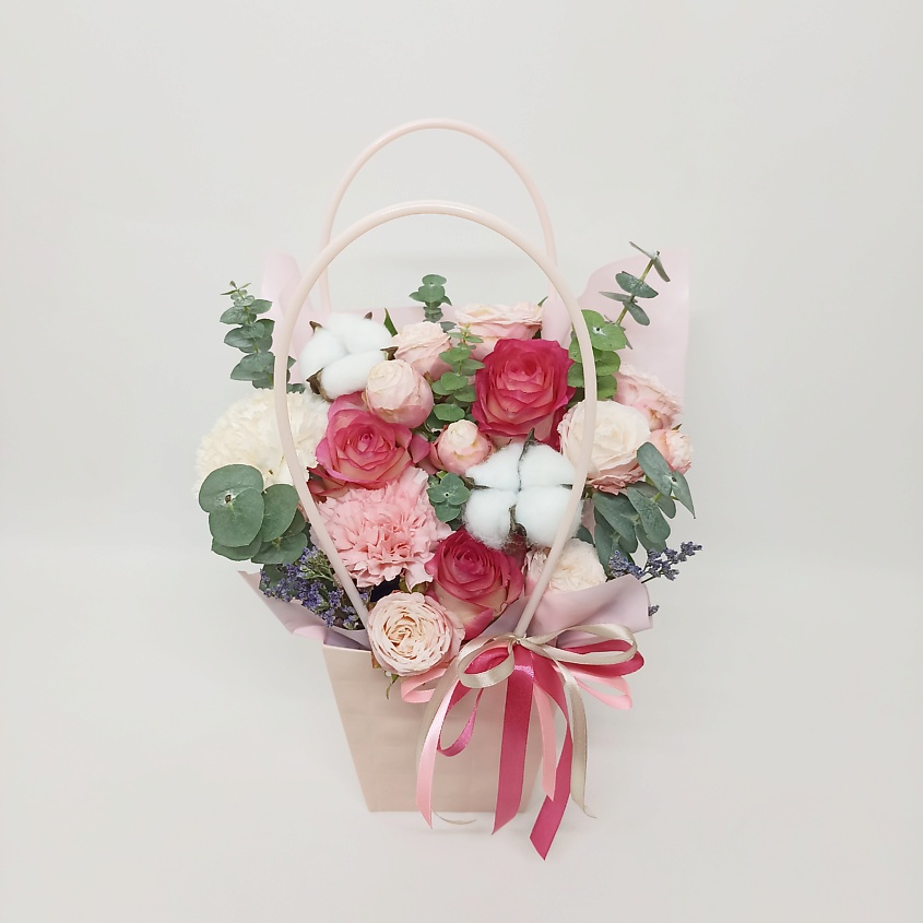 Изображение товара ЗЕФИРКО Букет в сумочке Диана из живых цветов с розами гвоздиками подарочный