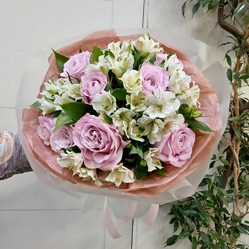 

ILE DE FLEURS Розы и альстромерии. Букет в нежных тонах, Розы и альстромерии. Букет в нежных тонах