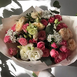 Букет «Клубника со сливками» Кустовая Роза и белые цветы