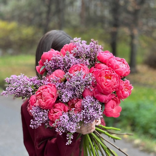 

LE BOUQUET Букет из коралловых пионов и веток сирени, Букет из коралловых пионов и веток сирени