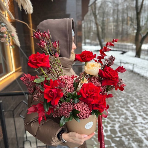 

LE BOUQUET Яркий букет из французских и пионовидных роз с хризантемами бигуди, Яркий букет из французских и пионовидных роз с хризантемами бигуди