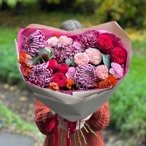 

LE BOUQUET Изысканный букет из хризантем бигуди и пионовидных роз, Изысканный букет из хризантем бигуди и пионовидных роз