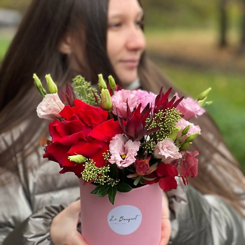 

LE BOUQUET Нежный букет из роз лизиантусов и скиммии, Нежный букет из роз лизиантусов и скиммии