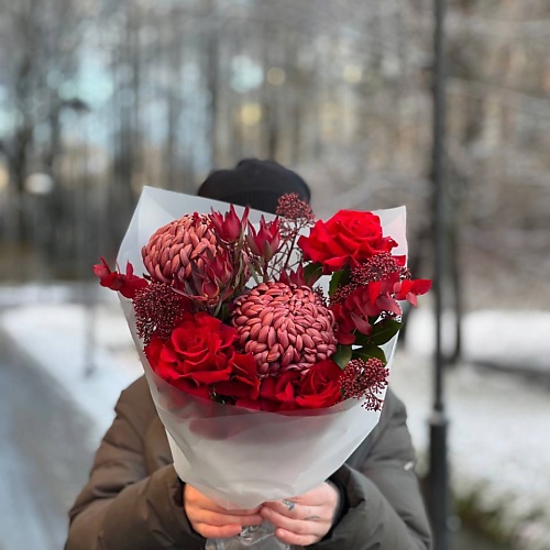

LE BOUQUET Букет из красных французских роз и хризантем бигуди, Букет из красных французских роз и хризантем бигуди