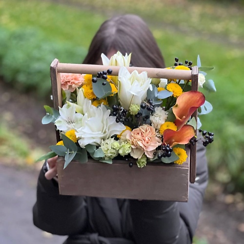 

LE BOUQUET Букет в ящике из лилии диантусов альстромерии хризантемы и бирючины, Букет в ящике из лилии диантусов альстромерии хризантемы и бирючины