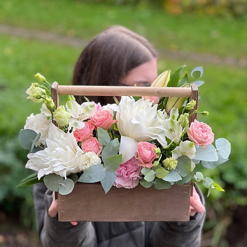

LE BOUQUET Букет из пионовидных роз с лилией и диантусов, Букет из пионовидных роз с лилией и диантусов