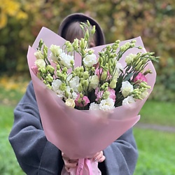 Нежный букет из белых и розовых лизиантусов