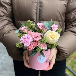 Нежный букет из роз и лизиантусов