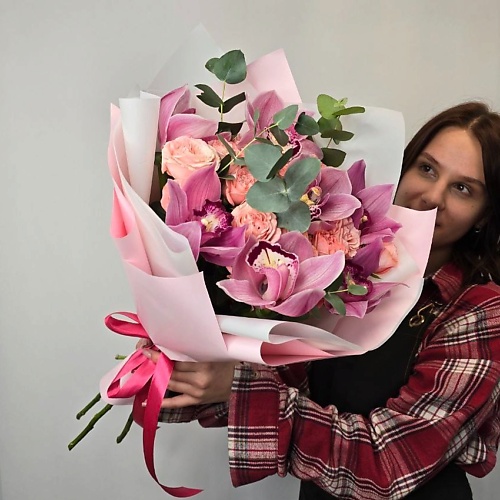 Букет живых цветов ЛЕТО ВНУТРИ САЛОН ЦВЕТОВ Кустовые розы и орхидеи с эвкалиптом