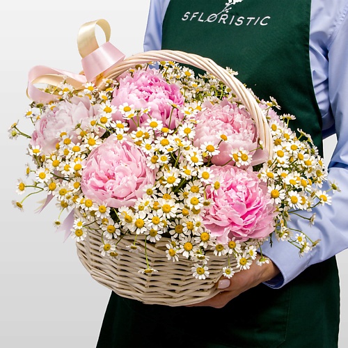 Букет живых цветов STUDIO FLORISTIC Композиция из Ромашек и Пионов в корзине «Сердце лета»