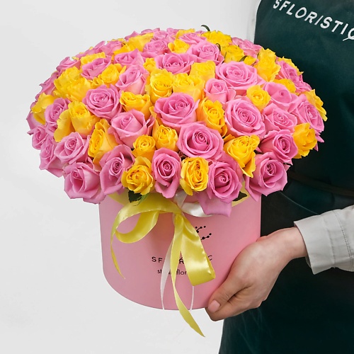 Букет живых цветов STUDIO FLORISTIC Композиция из кенийских Роз 101 шт в шляпной коробке «Утренний Рассвет»