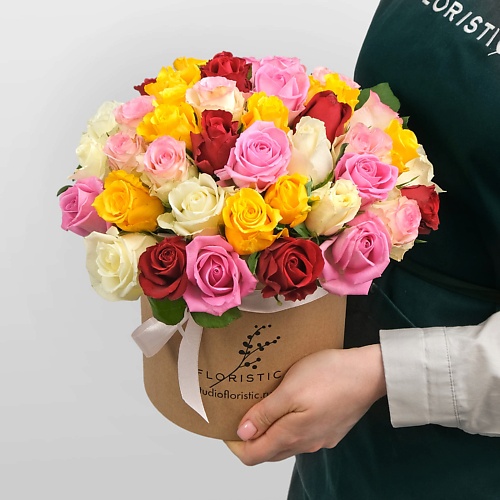 Букет живых цветов STUDIO FLORISTIC Композиция из кенийских Роз 51 шт в шляпной коробке «Беатриса»