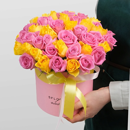Букет живых цветов STUDIO FLORISTIC Композиция из кенийских Роз 51 шт в шляпной коробке «Джулия»