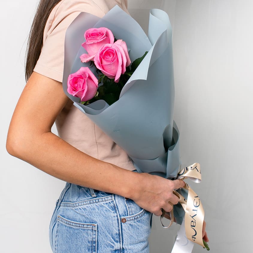 

LetuFlowers Букет из розовых роз 3 шт.