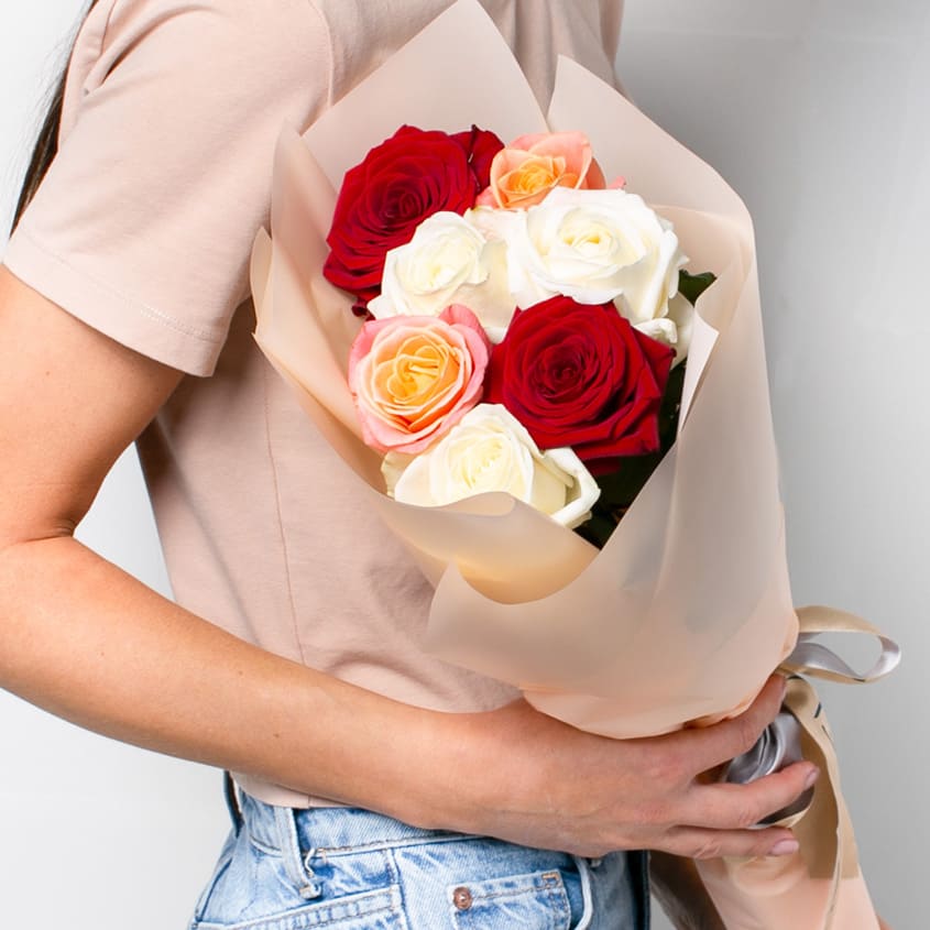 

LetuFlowers Букет из разноцветных роз 7 шт.