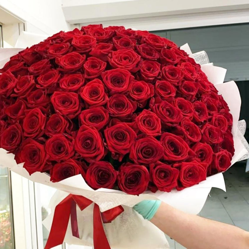 Роскошный букет из 101 красной розы