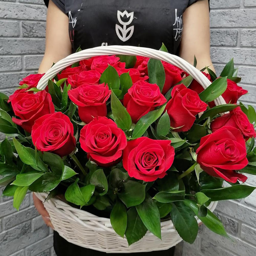 25 роз в корзине